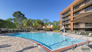 2 piscinas al aire libre, sombrillas, sillones reclinables de piscina