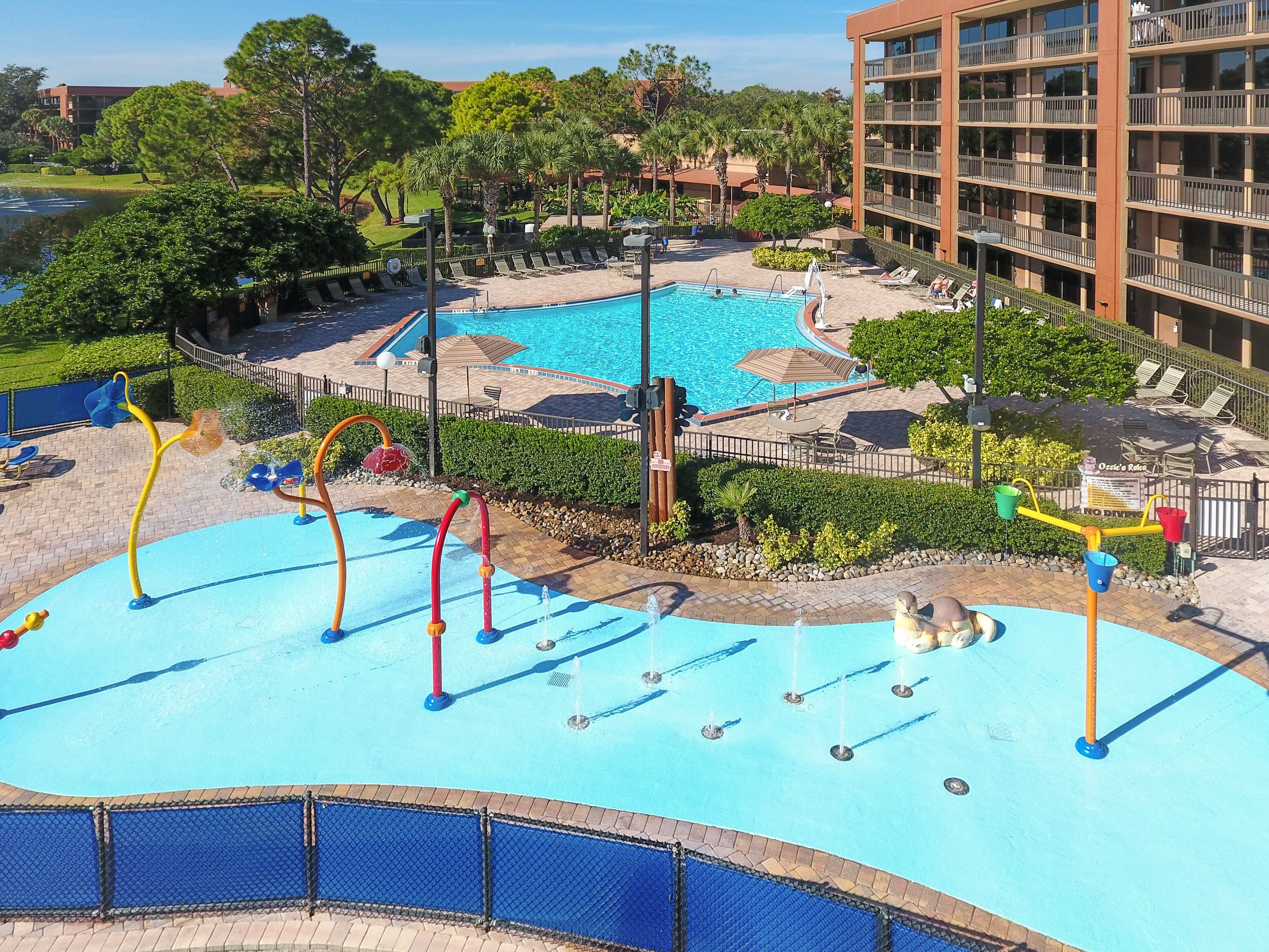 2 piscinas externas, funciona das 9h às 22h, guarda-sóis