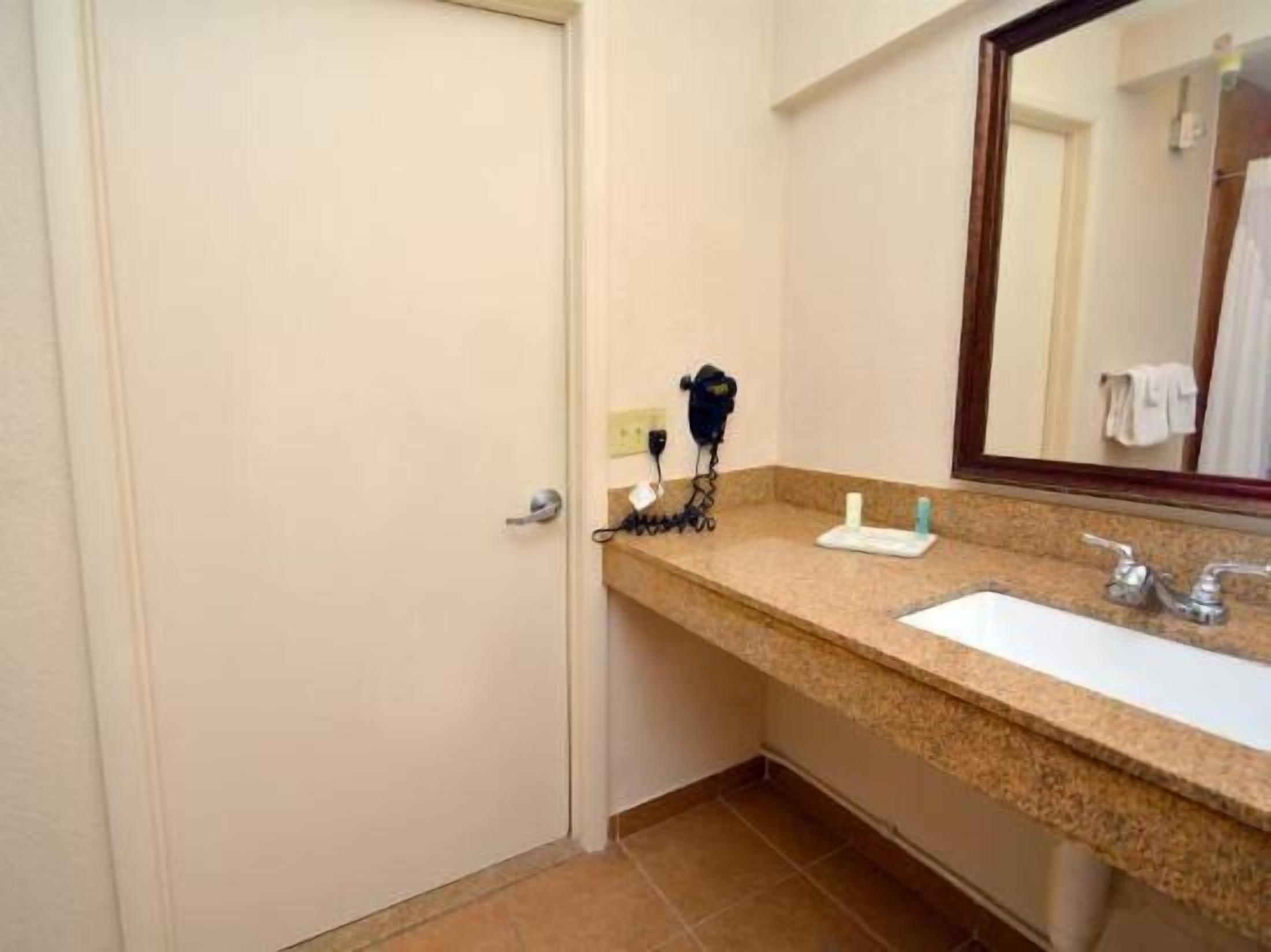 Kylpyhuone | Suihkun ja ammeen yhdistelmä, ympäristöystävälliset hygieniatuotteet