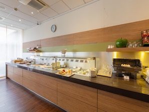 Bữa sáng buffet hàng ngày (13.9 EUR/mỗi người)