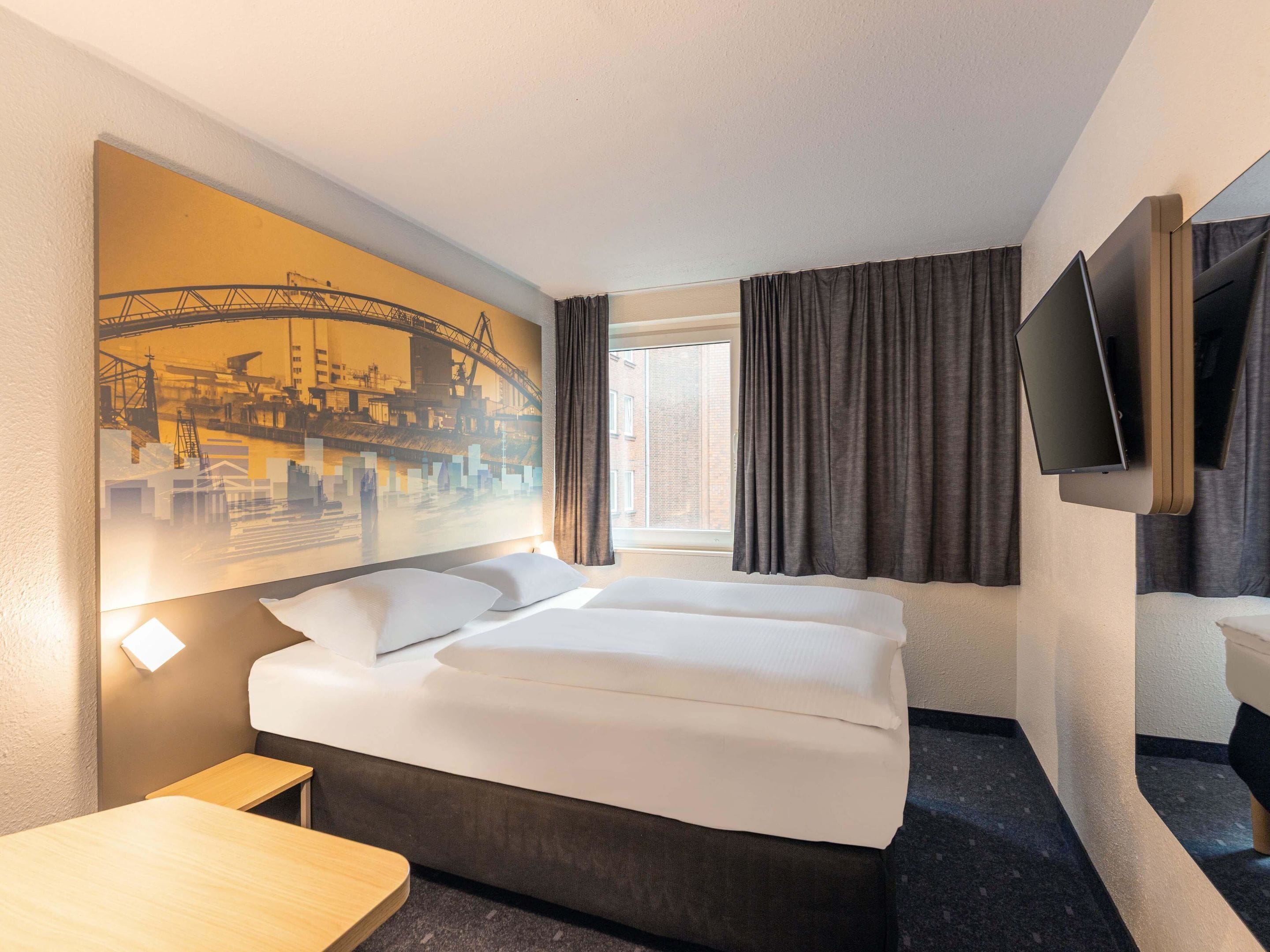 Kahden hengen huone | Tallelokero huoneessa, työpöytä, äänieristys, silitysrauta/-lauta