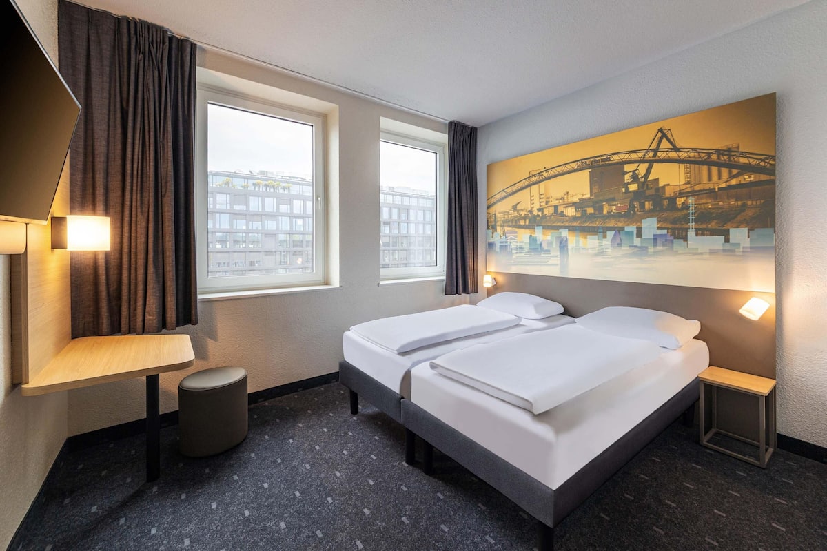 Caja de seguridad en la habitación y escritorio