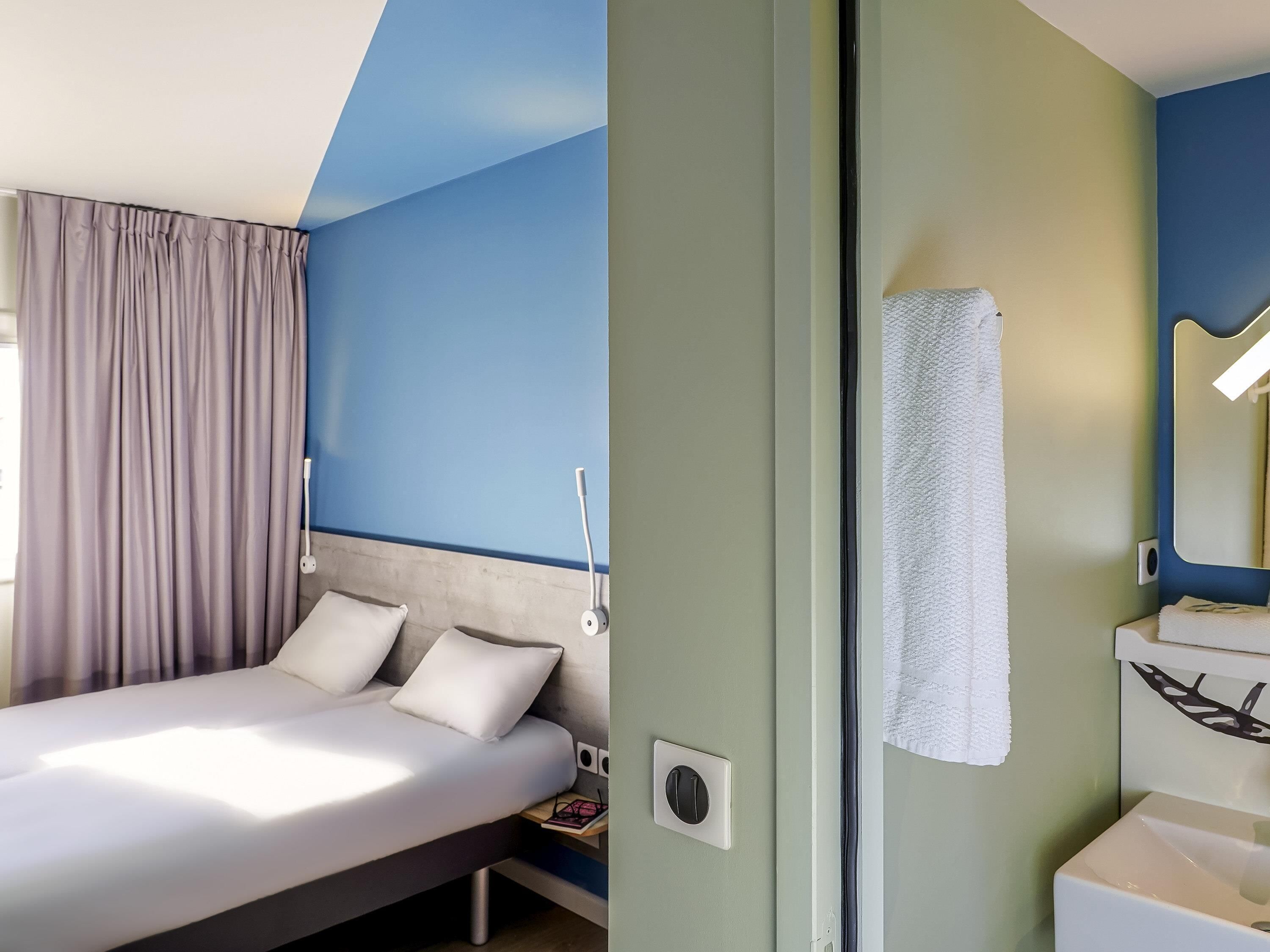 Standard Room, 2 Twin Beds | Desk, soundproofing, free WiFi, bed sheets