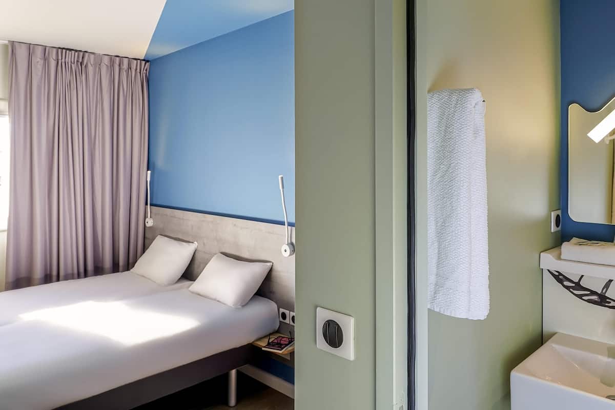 Standard Room, 2 Twin Beds | Desk, soundproofing, free WiFi, bed sheets