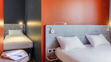 Meja kerja, kedap suara, Wi-Fi gratis, dan seprai linen