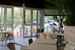 Bữa sáng buffet hàng ngày (13.9 EUR/mỗi người) 