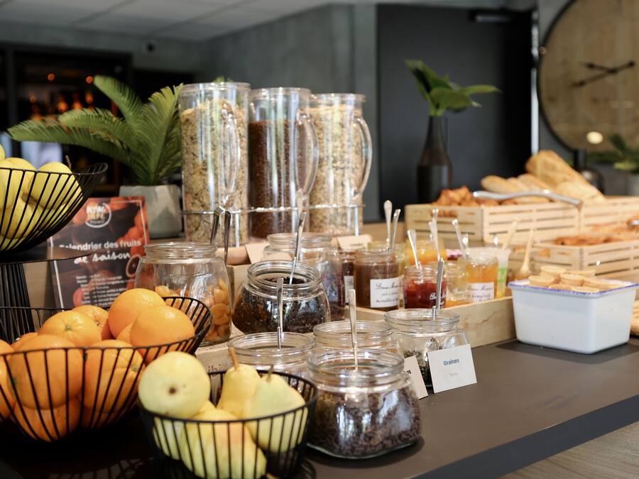 بوفيه فطور يوميًا بتكلفة قدرها (13.9 EUR للشخص)