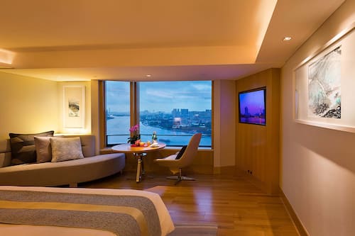 Premium bedding, minibar, in-room safe, desk
