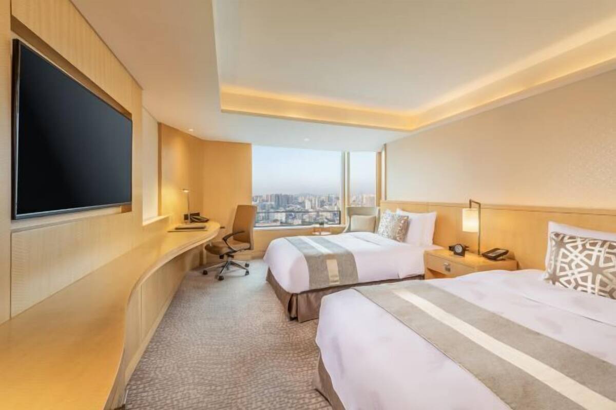 Premium bedding, minibar, in-room safe, desk