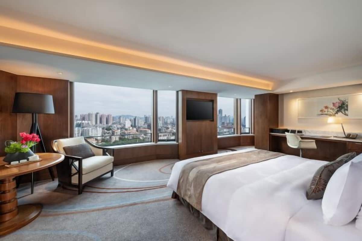 Premium bedding, minibar, in-room safe, desk