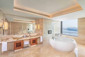 Suite Club, 1 habitación, vista al río | Baño | Amenidades de baño de diseñador, secadora de cabello, batas, pantuflas 