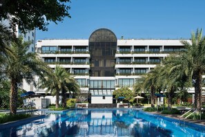 Outdoor pool, pool umbrellas, pool loungers - White Swan Hotel (Guangzhou)