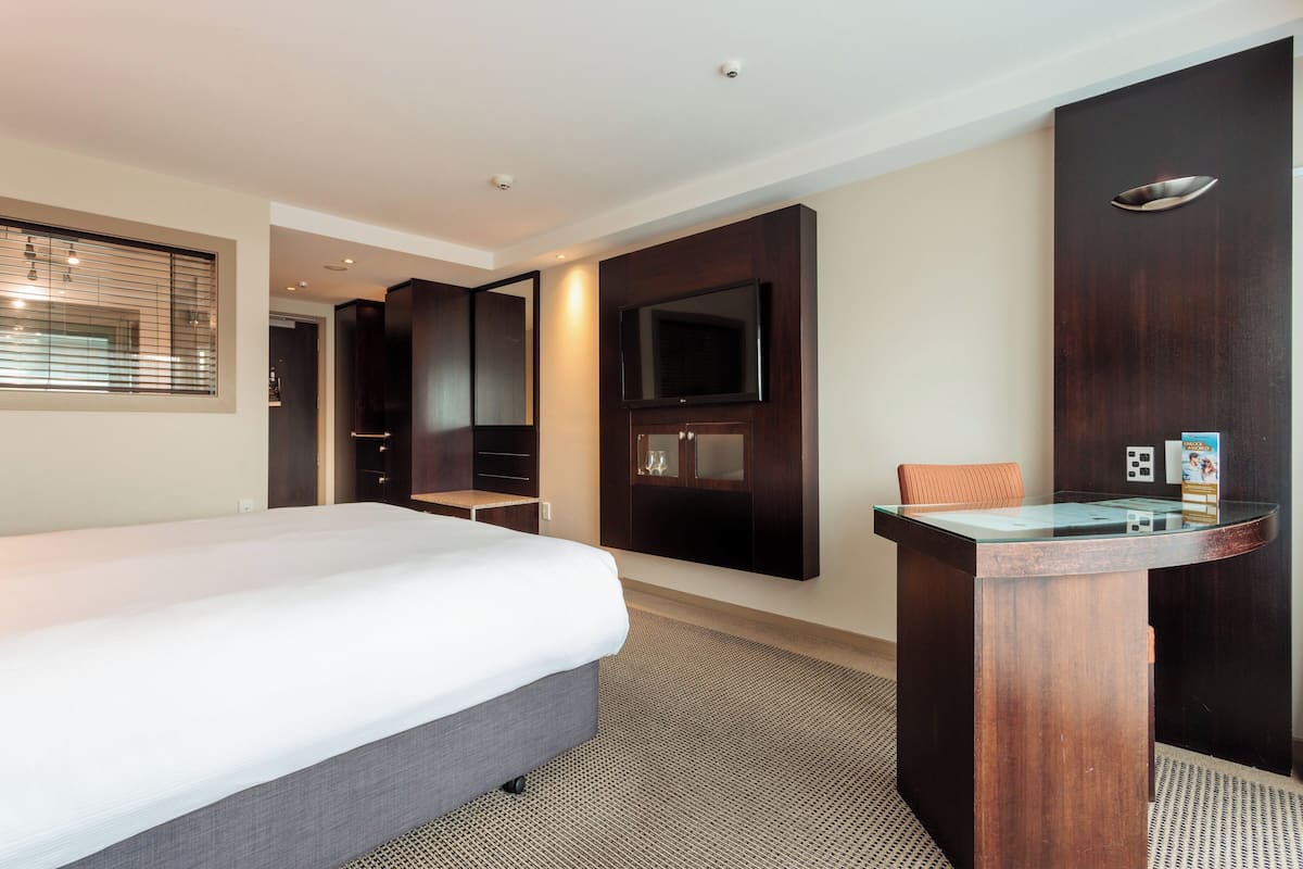 Tallelokero huoneessa, työpöytä, pimennysverhot, äänieristys