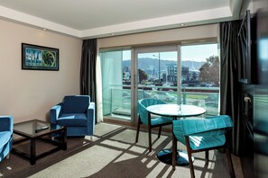 Apartment | In-room safe, desk, blackout drapes, soundproofing