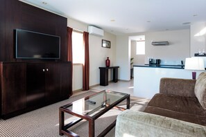 Junior Suite | In-room safe, desk, blackout drapes, soundproofing