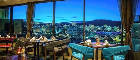 Se sirven desayunos, cenas y cocina local (con vistas al mar)