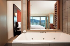 Junior Suite | Bathroom | Eco-friendly toiletries, hair dryer, slippers, towels - Copthorne Hotel Wellington, Oriental Bay (Wellington)