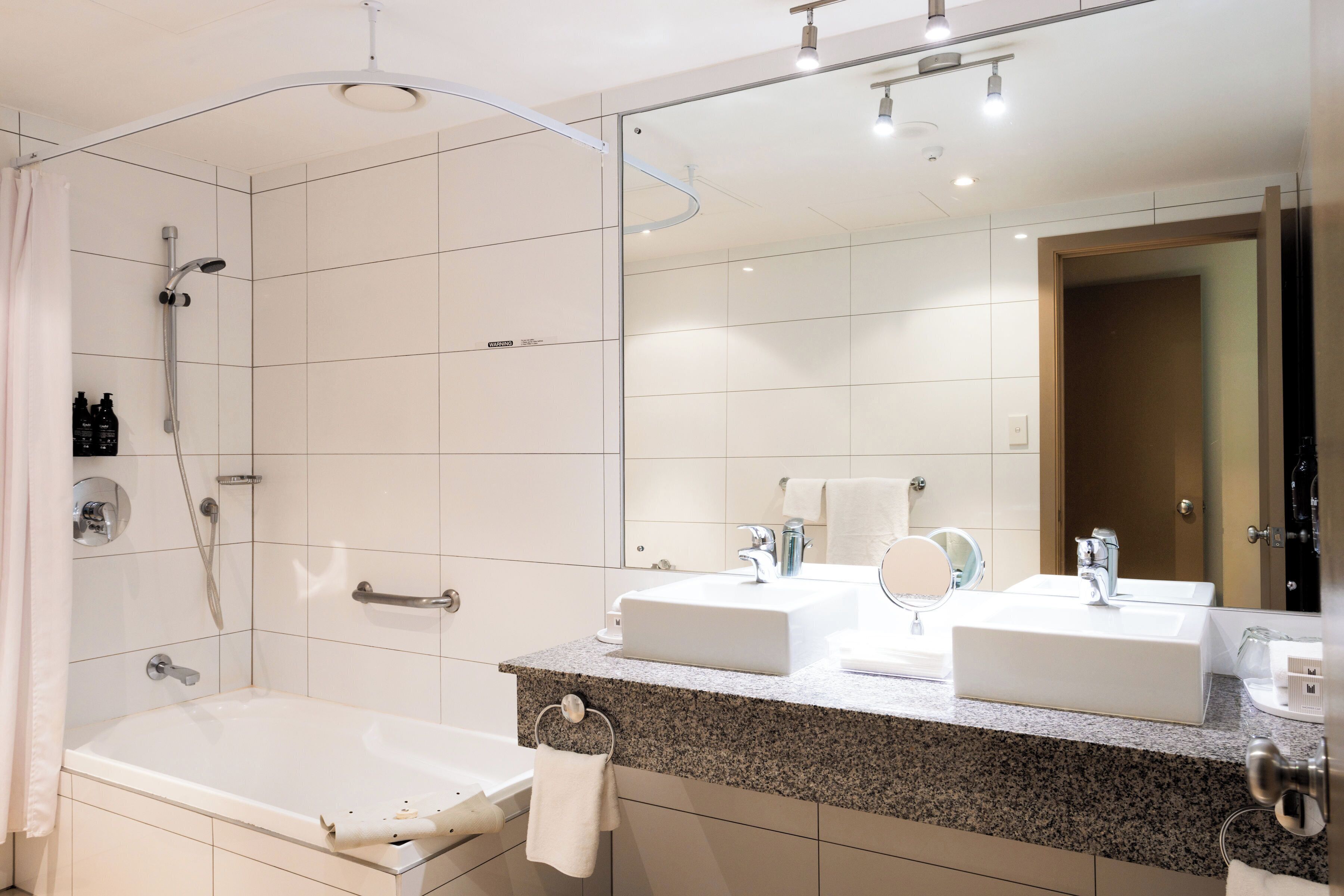 apartment, 3 bedrooms | bathroom | eco-friendly toiletries, hair dryer, slippers, towels