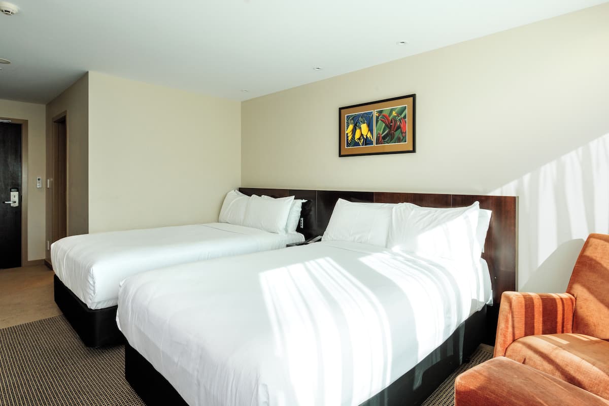 Caja de seguridad en la habitación, escritorio y cortinas blackout