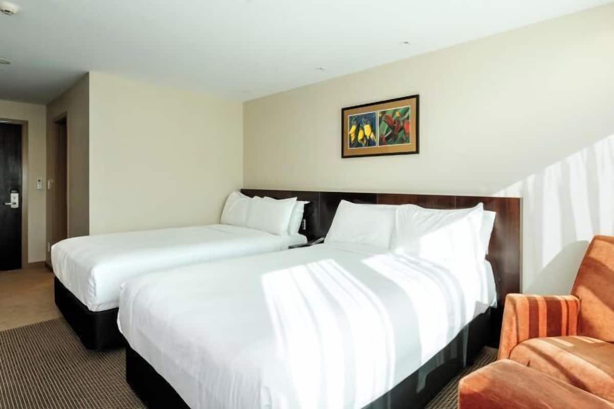 Tallelokero huoneessa, työpöytä, pimennysverhot, äänieristys