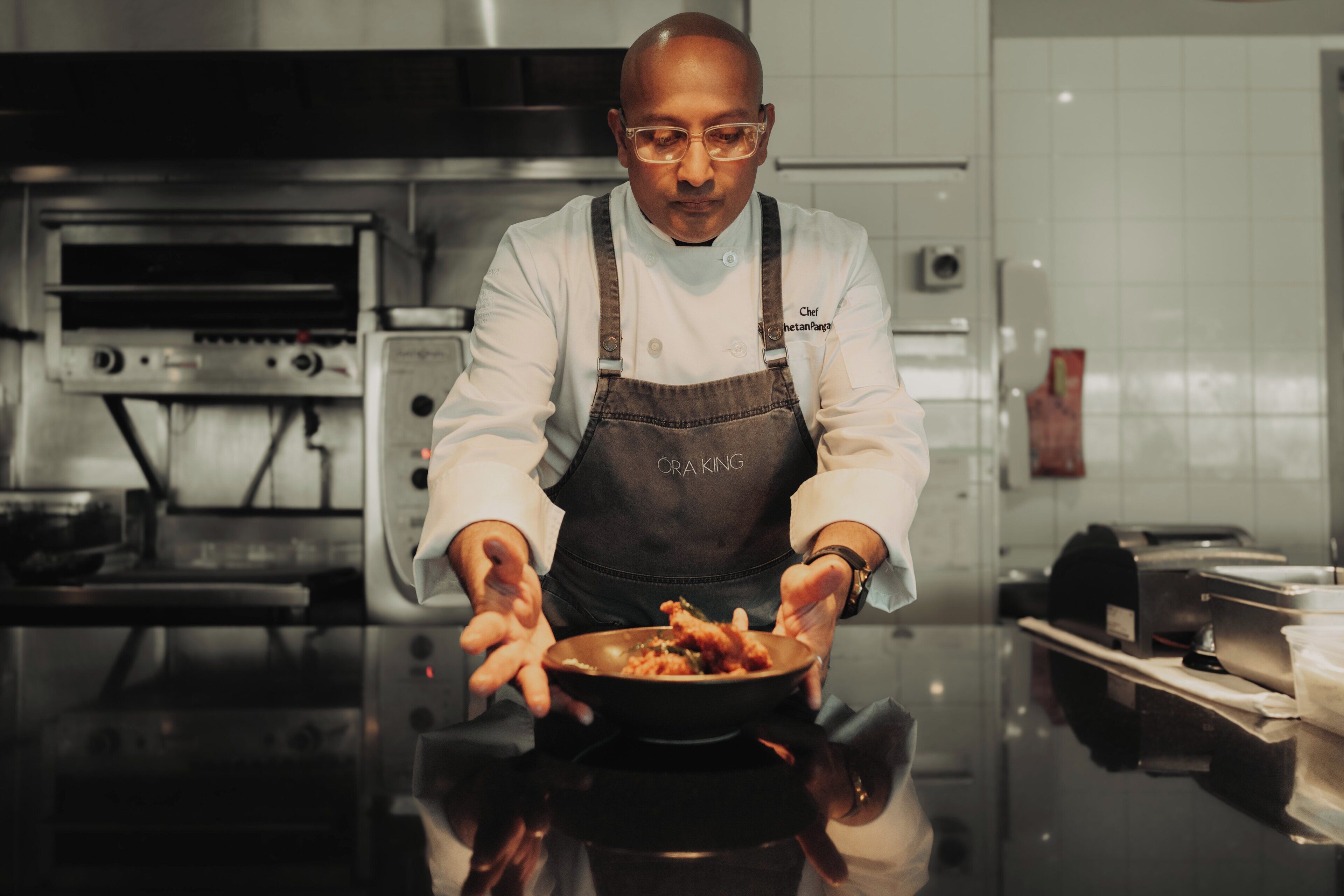 Breakfast, dinner served; local cuisine, sea views 