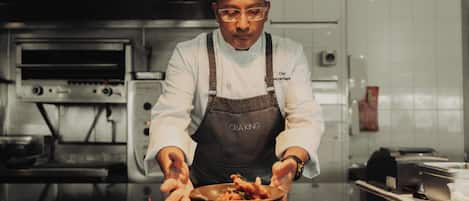 Serviço de café da manhã e jantar; culinária local, vistas para o mar