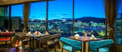 Se sirven desayunos, cenas y cocina local con vista al mar