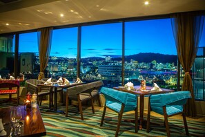 Déjeuner et souper servis sur place, cuisine locale, vue sur la mer 