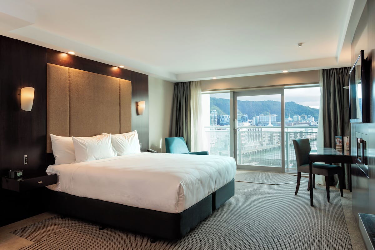 Deluxe Harbourview Accessible 1 King | In-room safe, desk, blackout drapes, soundproofing