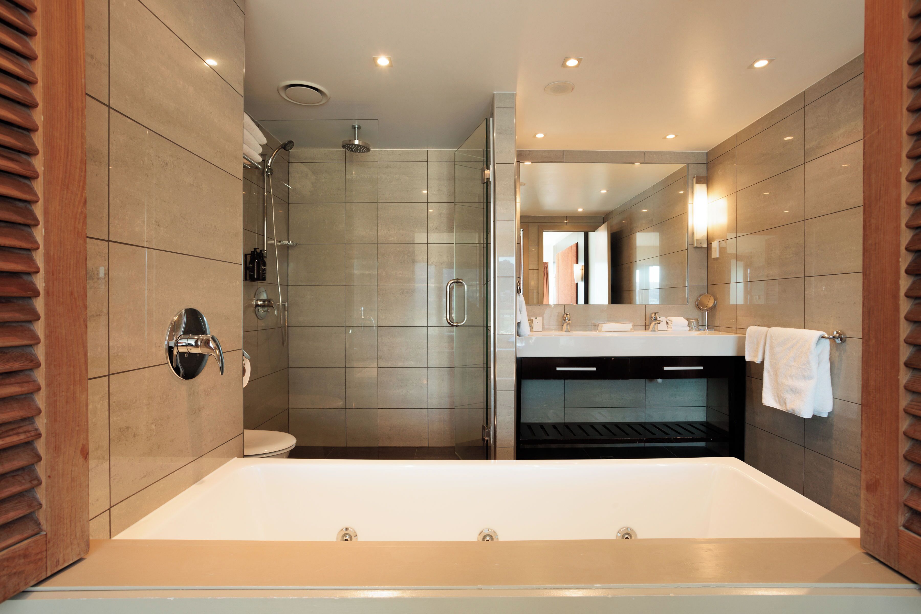 Junior Suite | Bathroom | Eco-friendly toiletries, hair dryer, slippers, towels