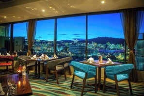 Breakfast, dinner served; local cuisine, sea views  - Copthorne Hotel Wellington, Oriental Bay (Wellington)