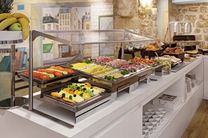 Sarapan prasmanan setiap hari (EUR 15 per orang)