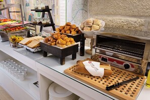 Daily cooked-to-order breakfast (EUR 13 per person)