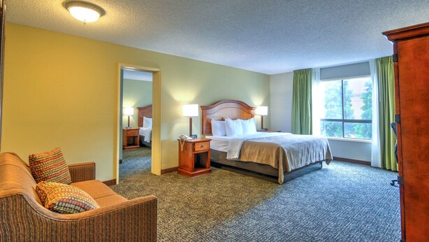 Desk, blackout drapes, soundproofing, iron/ironing board - Quality Inn Big Sky (Kalispell)