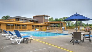 Seasonal outdoor pool, open 10 AM to 10 PM, sun loungers - Quality Inn Big Sky (Kalispell)