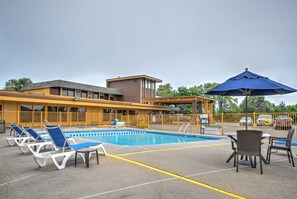 Piscine extérieure en saison, chaises longues