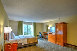 Chambre, 1 très grand lit, accessible aux personnes à mobilité réduite, non-fumeur | Bureau, rideaux d’obscurcissement, système d’insonorisation