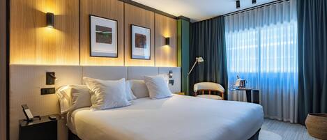 Hypo-allergenic bedding, minibar, in-room safe, desk