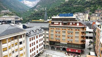 Un hotel con un cartel que dice 'HOTEL ROC BLANC' en un pueblo de montaña.
