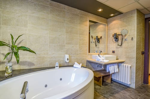 Suite Junior | Bagno | Soffione a pioggia, articoli per l'igiene personale ecosostenibili