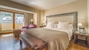 Deluxe Double or Twin Room, City View | Hypo-allergenic bedding, minibar, in-room safe, desk