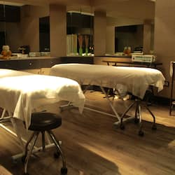 Couples treatment room(s), sauna, hot tub, hot springs/mineral springs