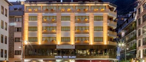 Fassade der Unterkunft – Abend/Nacht