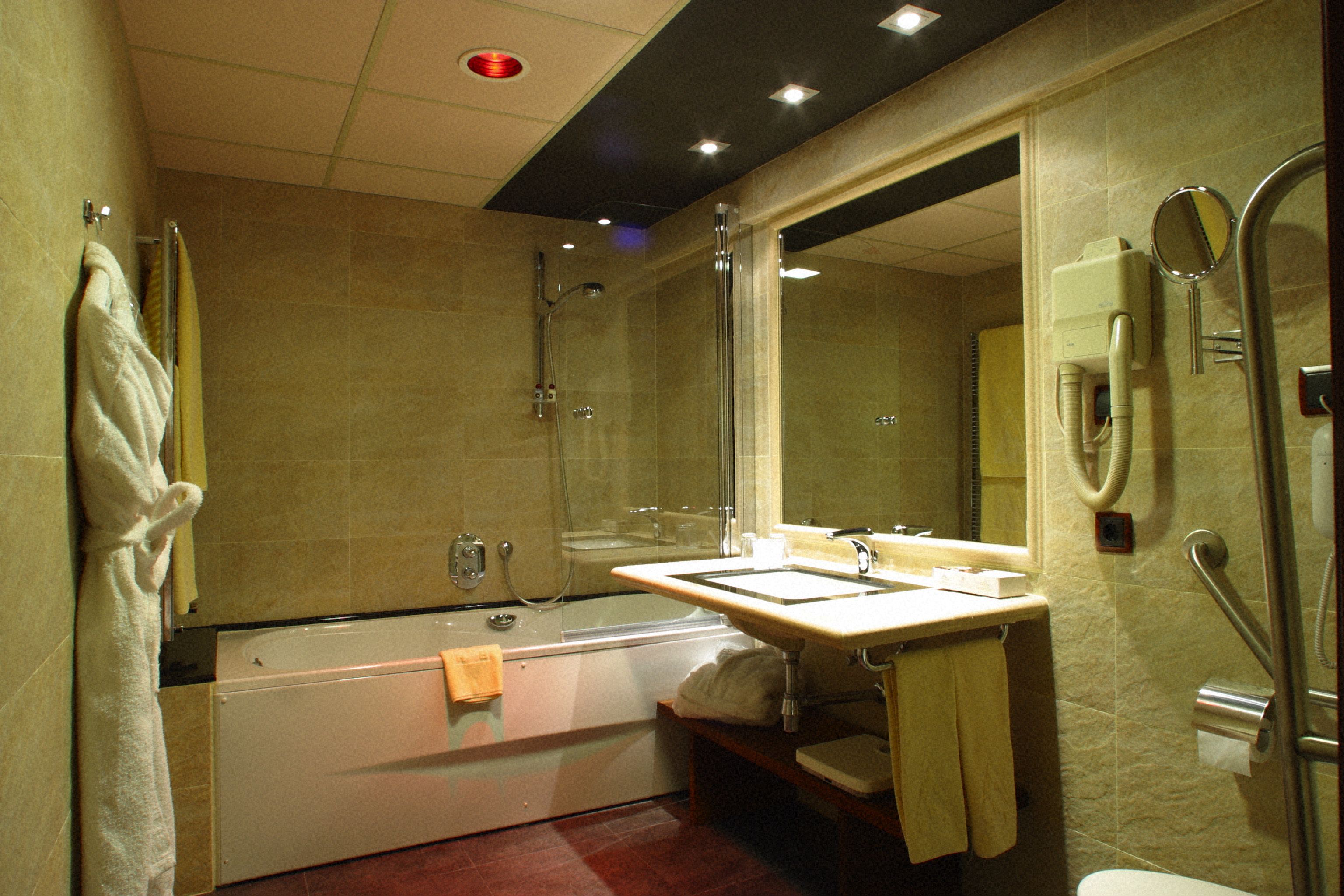 Un baño moderno con bañera, lavabo y ducha.