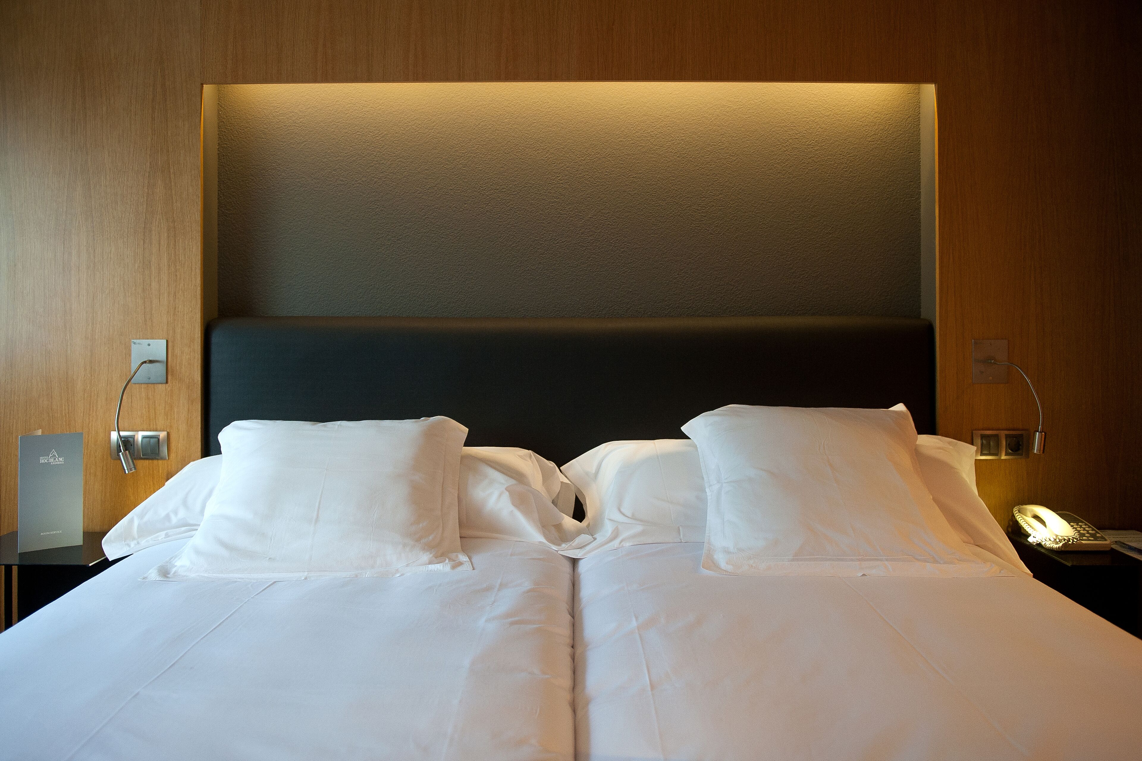 Literie hypoallergénique, minibar, coffres-forts dans les chambres
