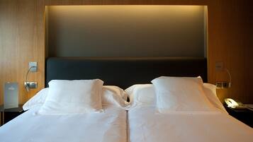 Ropa de cama hipoalergénica, minibar, caja fuerte y escritorio