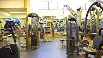 Una palestra con diverse macchine e attrezzature per esercizi.