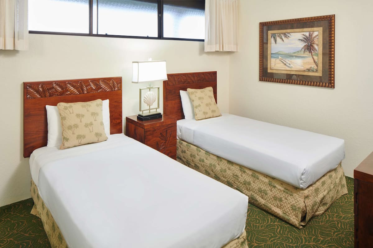 Hypo-allergenic bedding, in-room safe, desk, blackout drapes