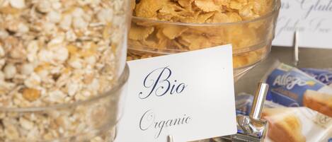 Una exhibición de alimentos con un letrero que dice 'Bio Organic'.