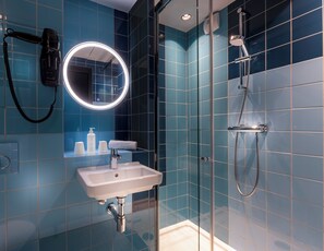 Habitación doble Club | Baño | Amenidades de baño gratuitas, secadora de cabello, toallas 